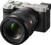 Sony Alpha 7CR in silber mit SEL50F14GM von schräg vorne links