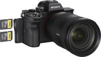 Sony Alpha 7R IV in schwarz mit FE2470GM und Speicherkarten von schräg vorne rechts