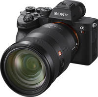 Sony Alpha 7R IV in schwarz mit FE2470GM von schräg vorne links