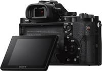 Sony Alpha 7R in schwarz mit Klappdisplay von hinten rechts