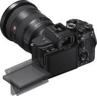 Sony Alpha 7S III in schwarz mit Schwenkdisplay und SEL2470GM von schräg hinten links Sony Alpha 7S III in schwarz mit Schwenkdisplay und SEL2470GM von schräg hinten links