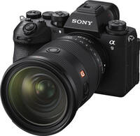 Sony Alpha 9 III in schwarz mit SEL2470GM2 von schräg vorne links