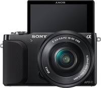 Sony Alpha NEX-3N in schwarz mit SEL P 16-50 und Klappdisplay von vorne Sony Alpha NEX-3N in schwarz mit SEL P 16-50 und Klappdisplay von vorne
