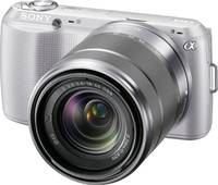 Sony Alpha NEX-C3 in silver mit SEL 18-55 von vorne links Sony Alpha NEX-C3 in silver mit SEL 18-55 von vorne links