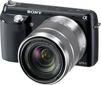 Sony Alpha NEX-F3 in schwarz mit SEL 18-55 von vorne links Sony Alpha NEX-F3 in schwarz mit SEL 18-55 von vorne links