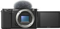Sony Alpha ZV-E10 in schwarz mit PZ 16-50 und Schwenkdisplay und Windschutz von vorne
