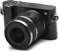 YI Technology M1 in schwarz mit XIAOYI 12-40 von vorne links