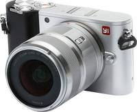 YI Technology M1 in silber mit XIAOYI 12-40 von vorne links