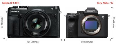 Größenvergleich: Fujifilm GFX 50R vs. Sony Alpha 7 IV Größenvergleich: Fujifilm GFX 50R vs. Sony Alpha 7 IV
