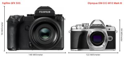 Größenvergleich: Fujifilm GFX 50S vs. OM System OM-D E-M10 Mark III Größenvergleich: Fujifilm GFX 50S vs. OM System OM-D E-M10 Mark III