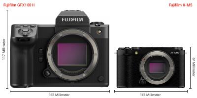 Größenvergleich: Fujifilm GFX100 II vs. Fujifilm X-M5 Größenvergleich: Fujifilm GFX100 II vs. Fujifilm X-M5