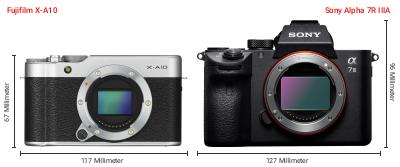 Größenvergleich: Fujifilm X-A10 vs. Sony Alpha 7R IIIA Größenvergleich: Fujifilm X-A10 vs. Sony Alpha 7R IIIA