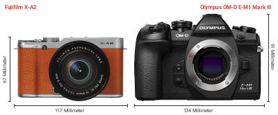 Größenvergleich: Fujifilm X-A2 vs. OM System OM-D E-M1 Mark III