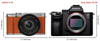 Größenvergleich: Fujifilm X-A2 vs. Sony Alpha 7R IIIA Größenvergleich: Fujifilm X-A2 vs. Sony Alpha 7R IIIA