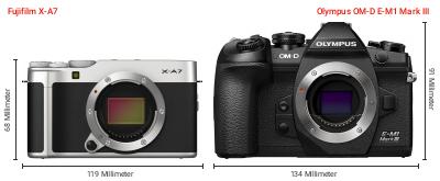 Größenvergleich: Fujifilm X-A7 vs. OM System OM-D E-M1 Mark III