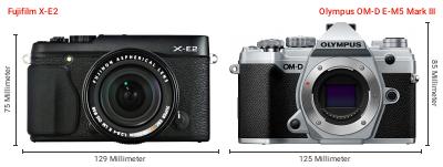 Größenvergleich: Fujifilm X-E2 vs. OM System OM-D E-M5 Mark III Größenvergleich: Fujifilm X-E2 vs. OM System OM-D E-M5 Mark III