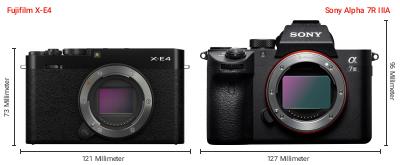Größenvergleich: Fujifilm X-E4 vs. Sony Alpha 7R IIIA Größenvergleich: Fujifilm X-E4 vs. Sony Alpha 7R IIIA