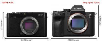 Größenvergleich: Fujifilm X-E4 vs. Sony Alpha 7R IVA Größenvergleich: Fujifilm X-E4 vs. Sony Alpha 7R IVA
