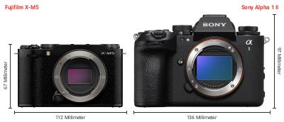 Größenvergleich: Fujifilm X-M5 vs. Sony Alpha 1 II Größenvergleich: Fujifilm X-M5 vs. Sony Alpha 1 II