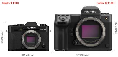 Größenvergleich: Fujifilm X-T30 II vs. Fujifilm GFX100 II Größenvergleich: Fujifilm X-T30 II vs. Fujifilm GFX100 II