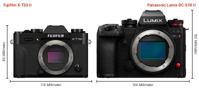 Größenvergleich: Fujifilm X-T30 II vs. Panasonic Lumix DC-S1R II Größenvergleich: Fujifilm X-T30 II vs. Panasonic Lumix DC-S1R II