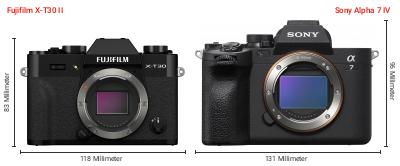 Größenvergleich: Fujifilm X-T30 II vs. Sony Alpha 7 IV Größenvergleich: Fujifilm X-T30 II vs. Sony Alpha 7 IV