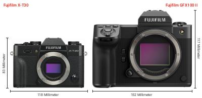 Größenvergleich: Fujifilm X-T30 vs. Fujifilm GFX100 II Größenvergleich: Fujifilm X-T30 vs. Fujifilm GFX100 II