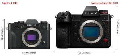 Größenvergleich: Fujifilm X-T30 vs. Panasonic Lumix DC-S1H Größenvergleich: Fujifilm X-T30 vs. Panasonic Lumix DC-S1H