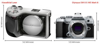Größenvergleich: Hasselblad Lunar vs. OM System OM-D E-M5 Mark III