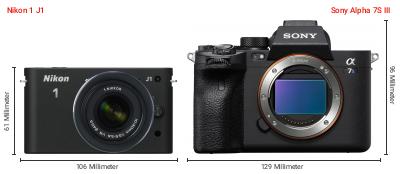 Größenvergleich: Nikon 1 J1 vs. Sony Alpha 7S III Größenvergleich: Nikon 1 J1 vs. Sony Alpha 7S III