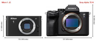 Größenvergleich: Nikon 1 J2 vs. Sony Alpha 7S III Größenvergleich: Nikon 1 J2 vs. Sony Alpha 7S III