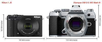 Größenvergleich: Nikon 1 J5 vs. OM System OM-D E-M5 Mark III Größenvergleich: Nikon 1 J5 vs. OM System OM-D E-M5 Mark III