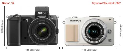 Größenvergleich: Nikon 1 V2 vs. OM System PEN mini E-PM2 Größenvergleich: Nikon 1 V2 vs. OM System PEN mini E-PM2