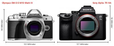 Größenvergleich: OM System OM-D E-M10 Mark III vs. Sony Alpha 7R IIIA