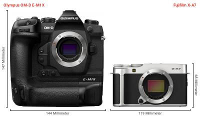 Größenvergleich: OM System OM-D E-M1X vs. Fujifilm X-A7 Größenvergleich: OM System OM-D E-M1X vs. Fujifilm X-A7