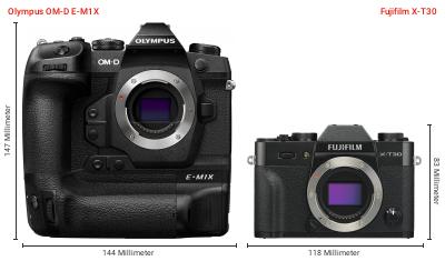 Größenvergleich: OM System OM-D E-M1X vs. Fujifilm X-T30 Größenvergleich: OM System OM-D E-M1X vs. Fujifilm X-T30