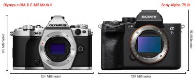 Größenvergleich: OM System OM-D E-M5 Mark II vs. Sony Alpha 7S III Größenvergleich: OM System OM-D E-M5 Mark II vs. Sony Alpha 7S III