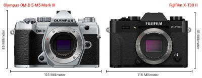 Größenvergleich: OM System OM-D E-M5 Mark III vs. Fujifilm X-T30 II Größenvergleich: OM System OM-D E-M5 Mark III vs. Fujifilm X-T30 II