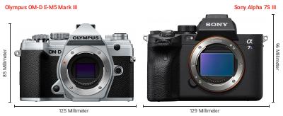 Größenvergleich: OM System OM-D E-M5 Mark III vs. Sony Alpha 7S III Größenvergleich: OM System OM-D E-M5 Mark III vs. Sony Alpha 7S III