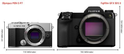 Größenvergleich: OM System PEN E-P7 vs. Fujifilm GFX 50S II Größenvergleich: OM System PEN E-P7 vs. Fujifilm GFX 50S II