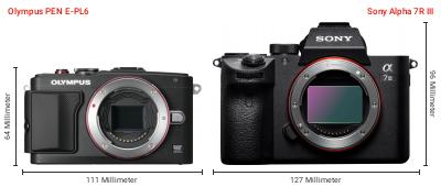 Größenvergleich: OM System PEN E-PL6 vs. Sony Alpha 7R III Größenvergleich: OM System PEN E-PL6 vs. Sony Alpha 7R III