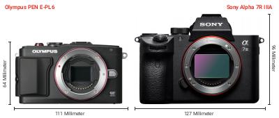 Größenvergleich: OM System PEN E-PL6 vs. Sony Alpha 7R IIIA Größenvergleich: OM System PEN E-PL6 vs. Sony Alpha 7R IIIA