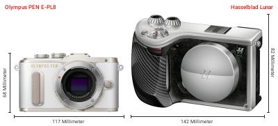 Größenvergleich: OM System PEN E-PL8 vs. Hasselblad Lunar Größenvergleich: OM System PEN E-PL8 vs. Hasselblad Lunar