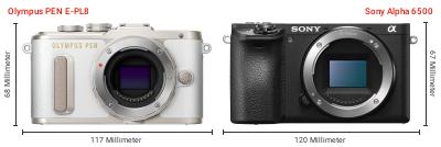 Größenvergleich: OM System PEN E-PL8 vs. Sony Alpha 6500 Größenvergleich: OM System PEN E-PL8 vs. Sony Alpha 6500