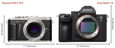 Größenvergleich: OM System PEN E-PL9 vs. Sony Alpha 7 III Größenvergleich: OM System PEN E-PL9 vs. Sony Alpha 7 III