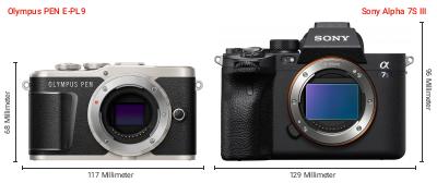 Größenvergleich: OM System PEN E-PL9 vs. Sony Alpha 7S III Größenvergleich: OM System PEN E-PL9 vs. Sony Alpha 7S III