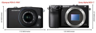 Größenvergleich: OM System PEN E-PM1 vs. Sony Alpha NEX-7 Größenvergleich: OM System PEN E-PM1 vs. Sony Alpha NEX-7