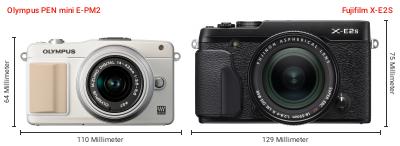 Größenvergleich: OM System PEN mini E-PM2 vs. Fujifilm X-E2S Größenvergleich: OM System PEN mini E-PM2 vs. Fujifilm X-E2S