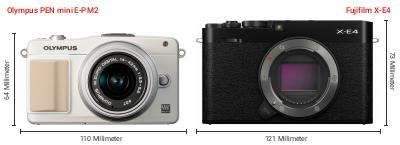 Größenvergleich: OM System PEN mini E-PM2 vs. Fujifilm X-E4 Größenvergleich: OM System PEN mini E-PM2 vs. Fujifilm X-E4