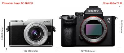 Größenvergleich: Panasonic Lumix DC-GX800 vs. Sony Alpha 7R III Größenvergleich: Panasonic Lumix DC-GX800 vs. Sony Alpha 7R III